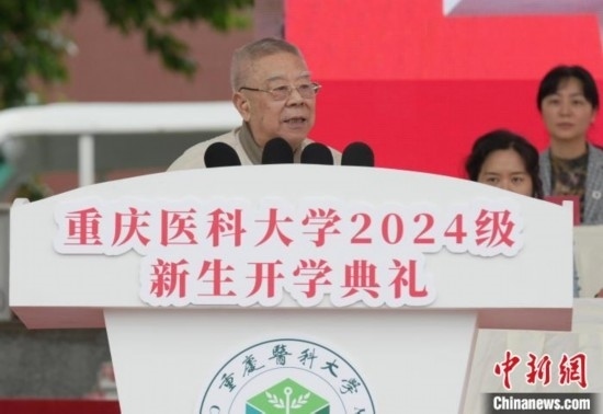 圖為陳宏礎教授為新生帶來“開學第一課”。中新網(wǎng)記者 周毅 攝