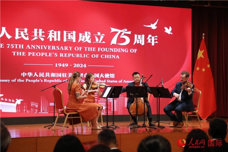 中美音樂家現(xiàn)場演奏《我和我的祖國》等名曲。人民網(wǎng)記者 李志偉攝