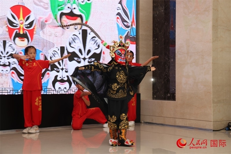 迪拜中國學(xué)校學(xué)生表演變臉。人民網(wǎng)記者任皓宇攝