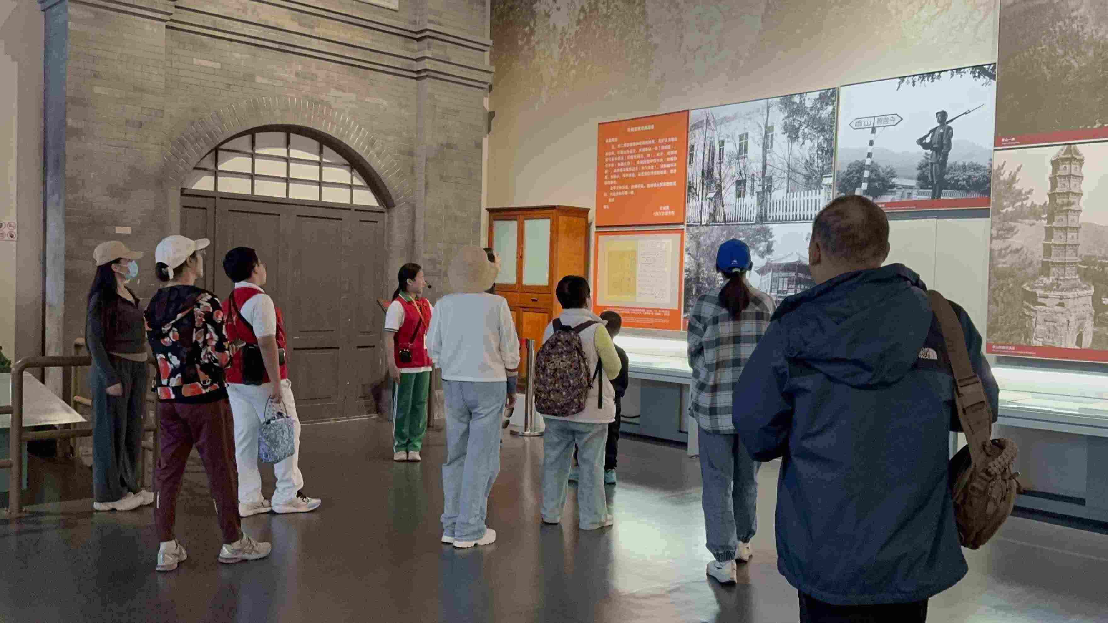 10月4日，北京香山革命紀(jì)念館內(nèi)，一名“紅領(lǐng)巾志愿者”正在為參觀者講解。人民網(wǎng)記者 劉微攝