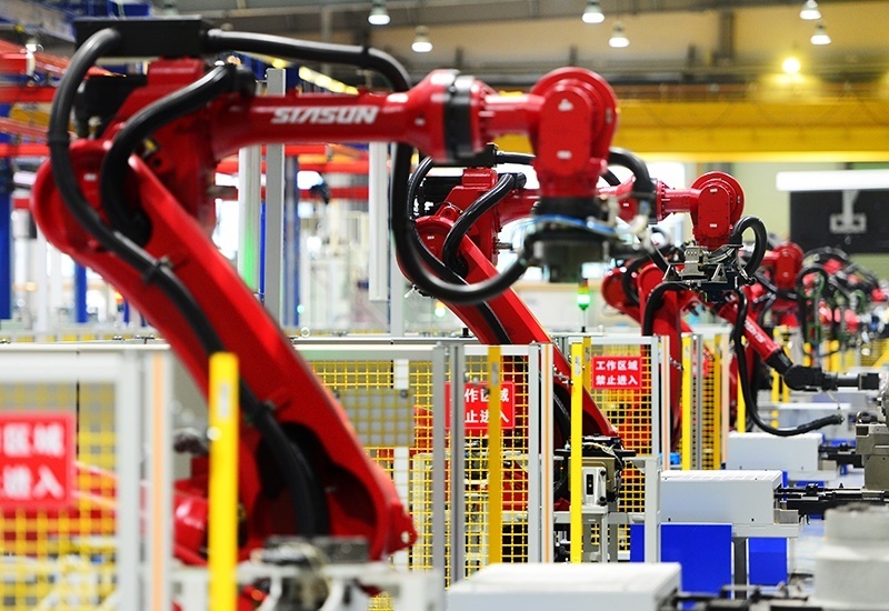 2019年11月22日，沈陽，一家數(shù)字化智能工廠內(nèi)，名為SR210的機(jī)器人正在自主地抓取各種零部件，快速組裝稍小的工業(yè)機(jī)器人。