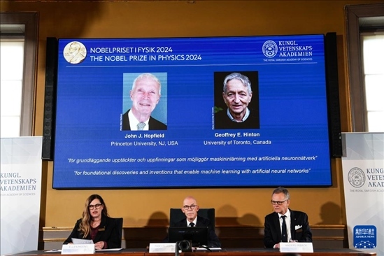 10月8日，在瑞典斯德哥爾摩舉行的2024年諾貝爾物理學(xué)獎公布現(xiàn)場，屏幕顯示獎項得主美國普林斯頓大學(xué)的約翰·霍普菲爾德和加拿大多倫多大學(xué)的杰弗里·欣頓。新華社記者 彭子洋 攝