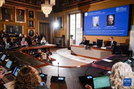 10月8日，在瑞典斯德哥爾摩舉行的2024年諾貝爾物理學(xué)獎公布現(xiàn)場，屏幕顯示獎項得主美國普林斯頓大學(xué)的約翰·霍普菲爾德和加拿大多倫多大學(xué)的杰弗里·欣頓。新華社記者 彭子洋 攝