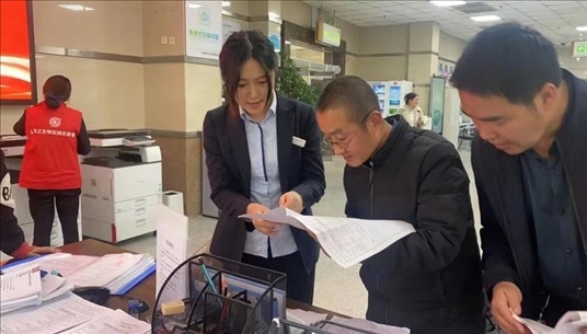 四川省成都市溫江區(qū)市場(chǎng)監(jiān)管局工作人員為群眾提供幫辦服務(wù)。圖片來源：人民網(wǎng)四川頻道