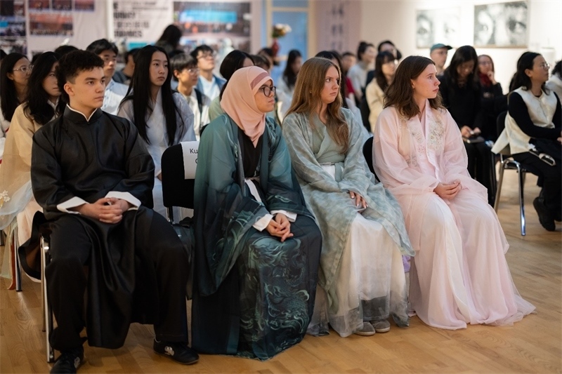 參加《時(shí)光流韻·中國(guó)戲劇藝術(shù)服飾展》的中國(guó)文化愛好者。 斯德哥爾摩中國(guó)文化中心供圖