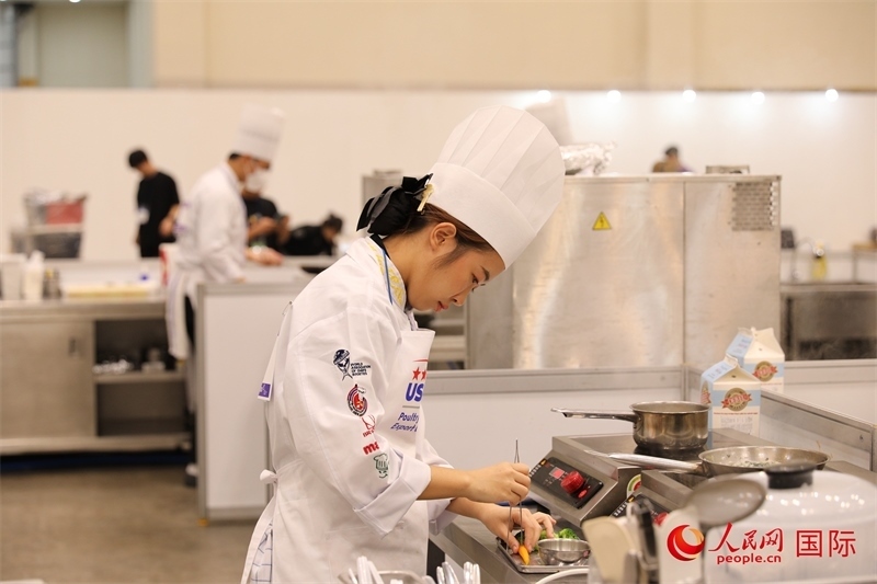當(dāng)?shù)貢r間10月5日，廚師在第21屆釜山國際美食博覽會上展示廚藝。人民網(wǎng)記者 莽九晨攝