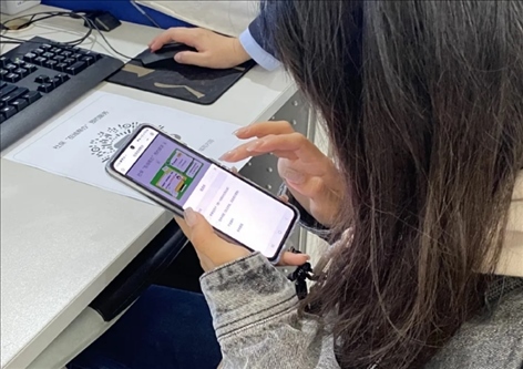 趙女士用手機(jī)掃碼預(yù)約幫辦服務(wù)。圖片來源：微信公眾號(hào)“上海市普陀區(qū)政務(wù)服務(wù)中心”