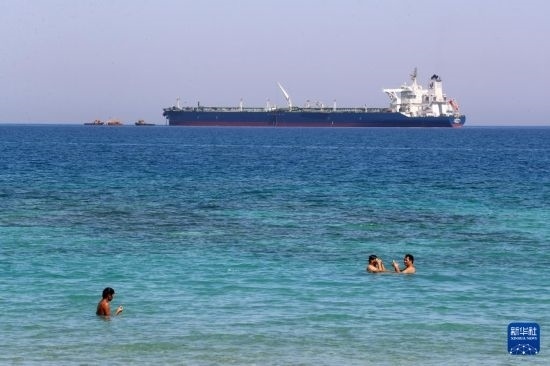 這是10月8日在埃及蘇伊士灣拍攝的行駛中的船只。新華社記者 隋先凱 攝