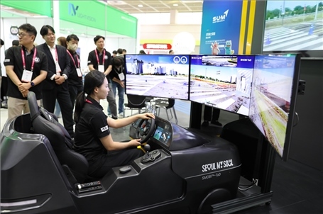“智慧生活周”博覽會上展示的模擬駕駛系統(tǒng)。人民網記者 莽九晨攝
