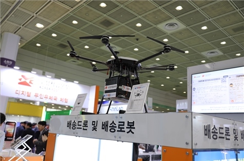 “智慧生活周”博覽會上展出的快遞無人機。人民網記者 莽九晨攝
