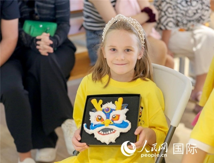 一名中文愛好者手捧生肖畫。人民網(wǎng)中東中心分社塔里克·易卜拉欣攝