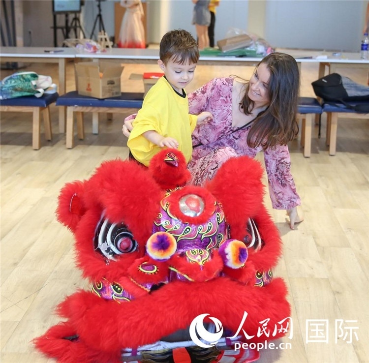 一名兒童在感受舞獅。人民網(wǎng)中東中心分社塔里克·易卜拉欣攝