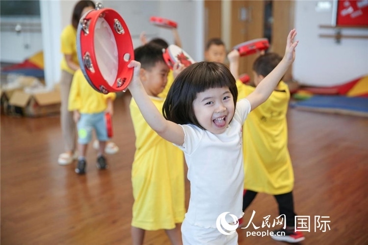 一名華裔兒童在參加音樂課程。人民網(wǎng)中東中心分社塔里克·易卜拉欣攝