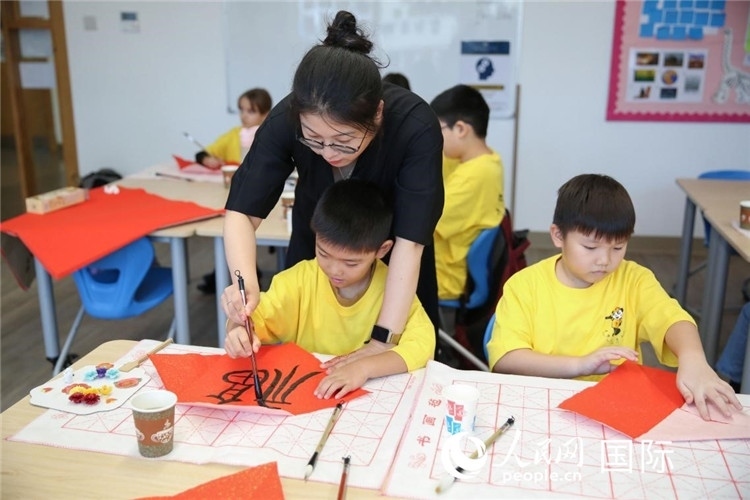 書法課場(chǎng)景。人民網(wǎng)中東中心分社塔里克·易卜拉欣攝