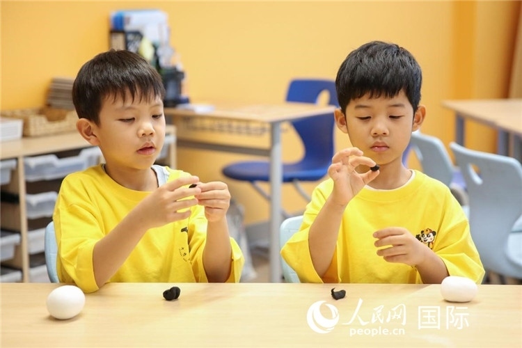 做手工。人民網(wǎng)中東中心分社塔里克·易卜拉欣攝