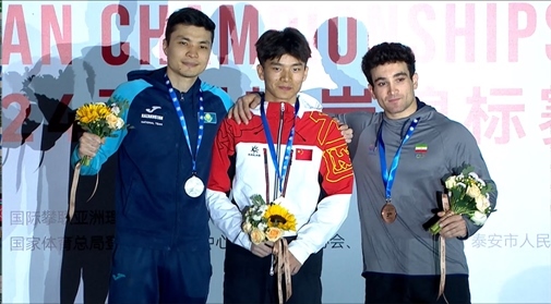 伍鵬（中）奪得男子速度項(xiàng)目冠軍。主辦方供圖