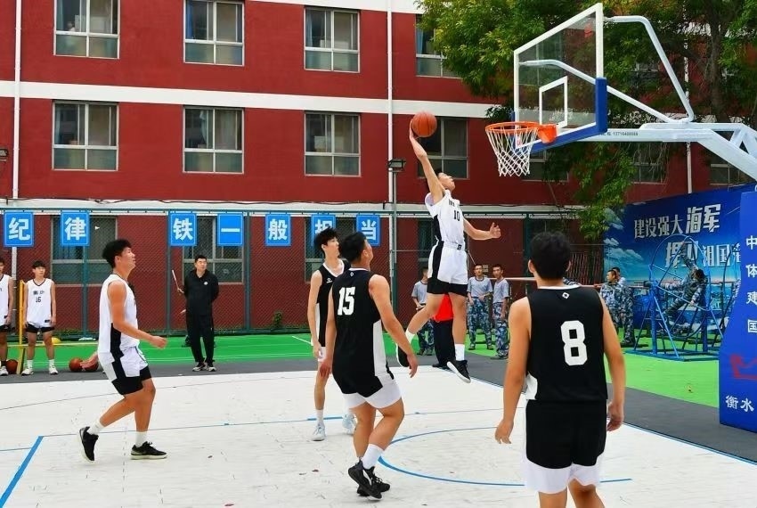 全天候室外運(yùn)動木地板籃球場上精彩激烈的籃球賽。 主辦方供圖