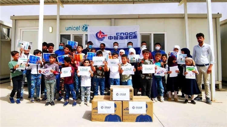 慰問(wèn)當(dāng)?shù)貙W(xué)校。中國(guó)海油供圖