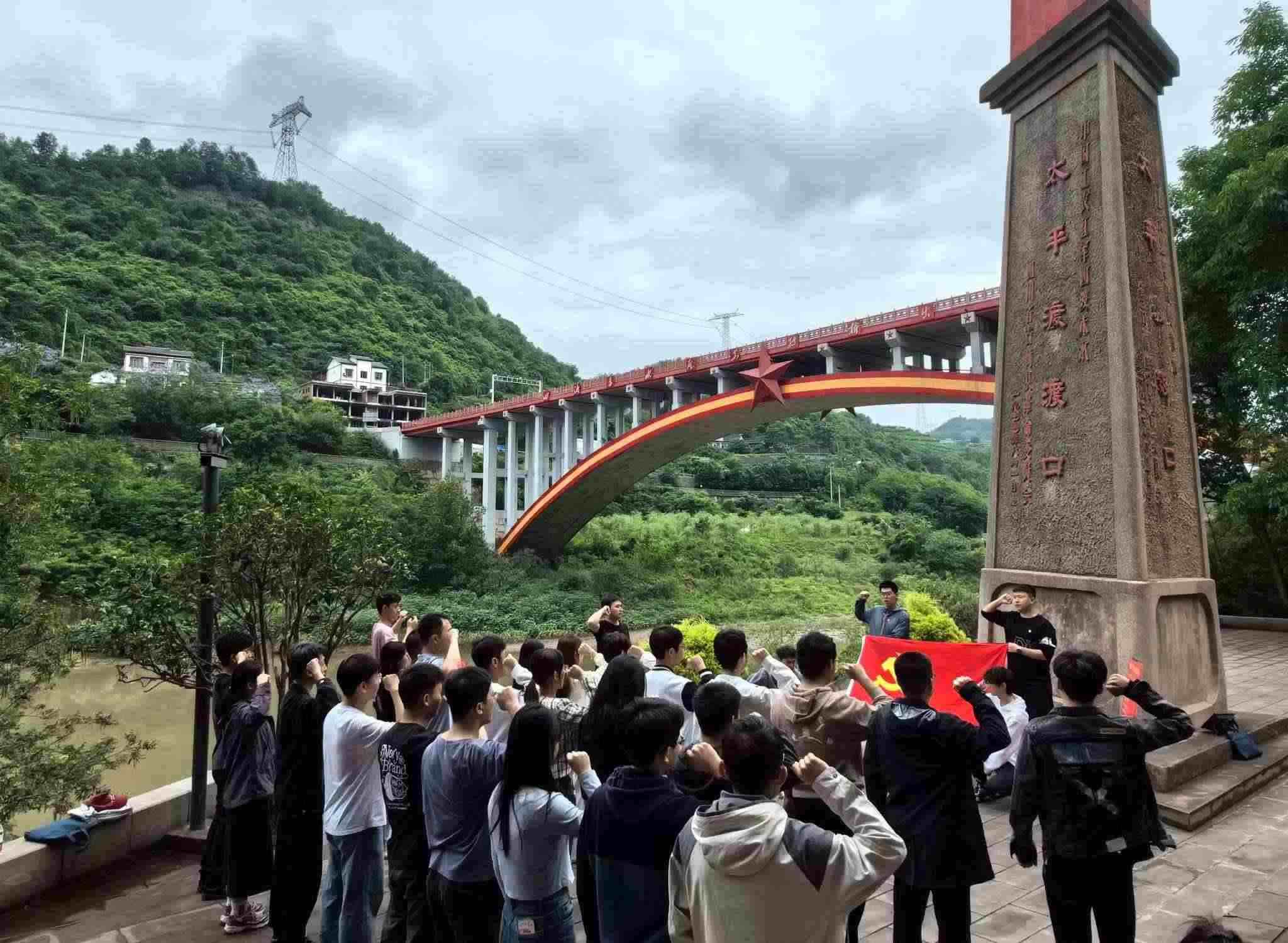 師生重溫入黨誓詞。校方供圖