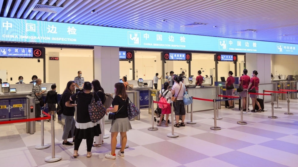 2023年7月26日，旅客在三亞鳳凰國際機(jī)場國際航站樓有序通關(guān)。三亞鳳凰國際機(jī)場國際航站樓改擴(kuò)建項(xiàng)目主體工程已于2023年7月1日完工并投入使用，該項(xiàng)目是海南自貿(mào)港首個(gè)主體工程完工并投入使用的封關(guān)運(yùn)作項(xiàng)目?！逗Ｄ献杂少Q(mào)易港建設(shè)總體方案》明確，海南將在2025年前適時(shí)啟動(dòng)全島封關(guān)運(yùn)作。