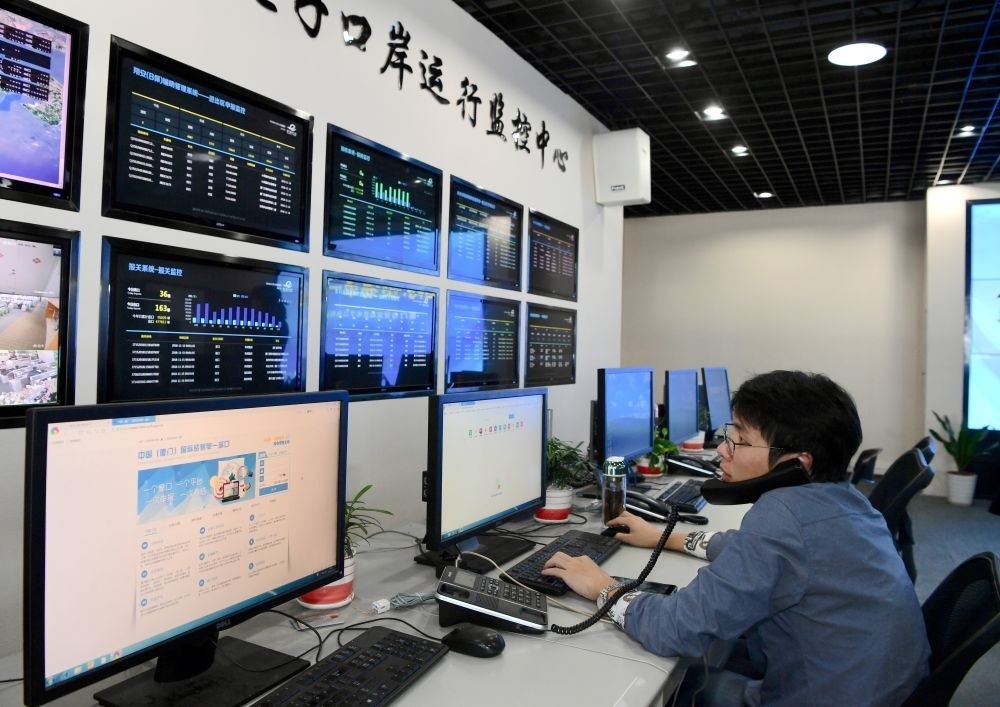 在中國（福建）自由貿(mào)易試驗(yàn)區(qū)廈門片區(qū)，國際貿(mào)易“單一窗口”工作人員在網(wǎng)上受理業(yè)務(wù)（2018年11月15日攝）?！皢我淮翱凇笔顷P(guān)檢等口岸部門、地方政府相關(guān)部門、金融機(jī)構(gòu)等共同參與的口岸管理共享平臺(tái)。貿(mào)易商能夠通過一個(gè)入口提交貨物進(jìn)出口或轉(zhuǎn)運(yùn)所需要的單證或電子數(shù)據(jù)，實(shí)現(xiàn)“一個(gè)平臺(tái)、一點(diǎn)接入、一次申報(bào)、一次辦結(jié)”。