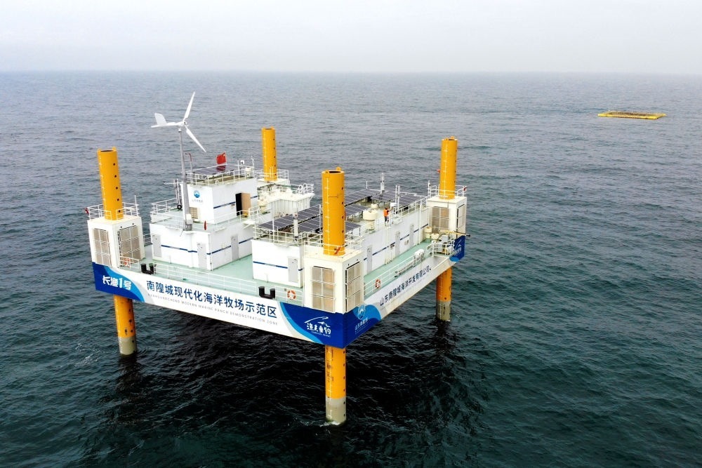 這是應(yīng)用5G技術(shù)的山東長島綜合試驗(yàn)區(qū)南隍城國家級(jí)海洋牧場示范區(qū)海上平臺(tái)（2020年8月8日攝，無人機(jī)照片）。中國（山東）自由貿(mào)易試驗(yàn)區(qū)設(shè)立以來，一系列大膽試、大膽闖、自主改的政策逐步落實(shí)，制度創(chuàng)新打通堵點(diǎn)、釋放活力，成為深化對(duì)外開放、發(fā)展海洋經(jīng)濟(jì)的重要抓手。