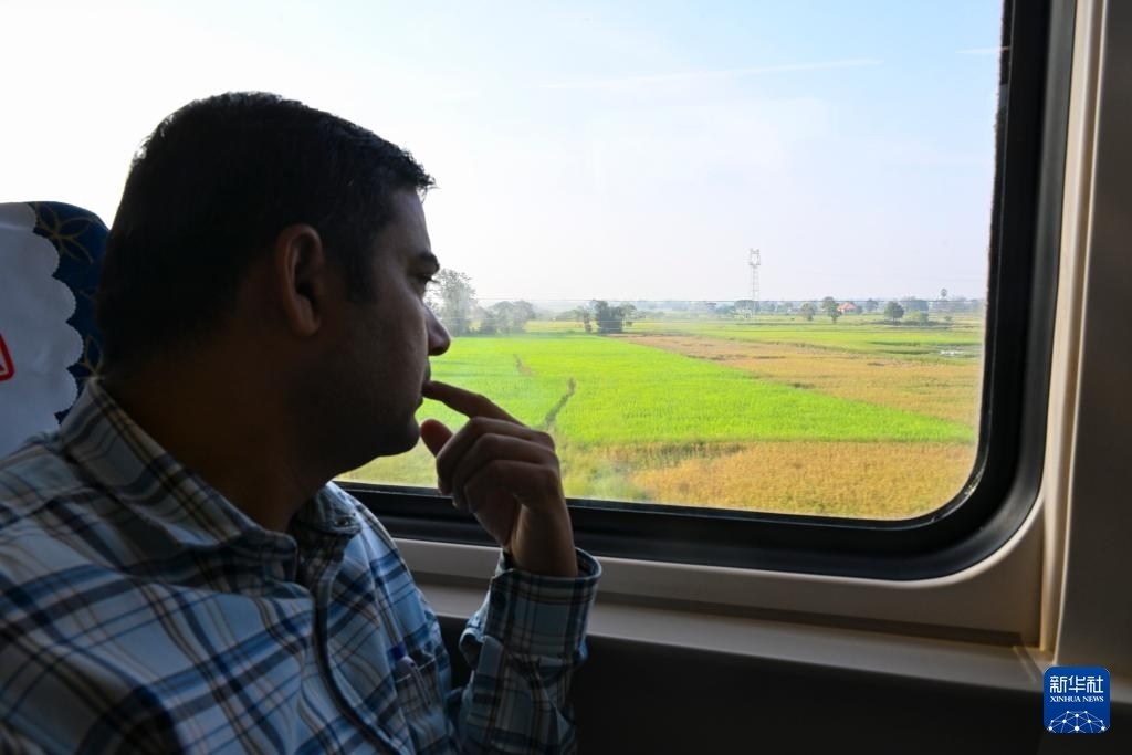 這是10月12日在老撾拍攝的中老鐵路C98列車上的一名乘客。新華社記者 程一恒 攝