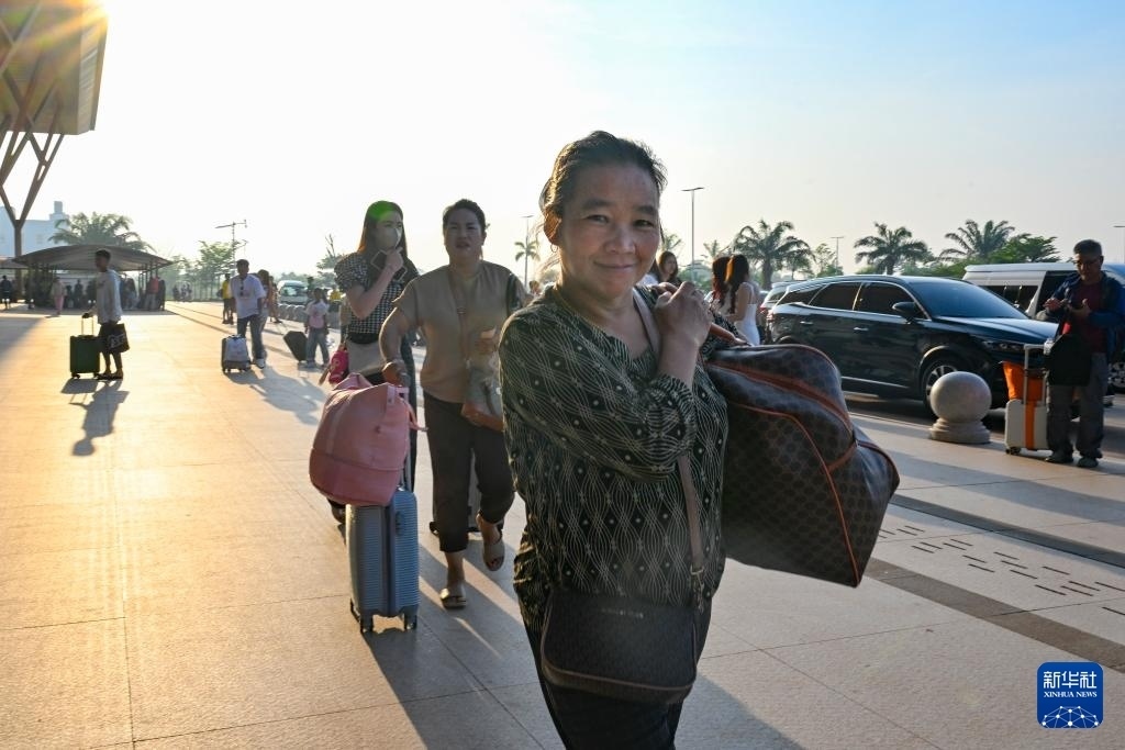 這是10月12日在老撾萬象中老鐵路萬象站拍攝的一名女子。新華社記者 程一恒 攝