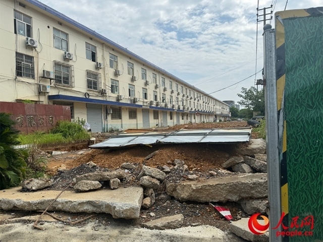 長(zhǎng)富大道北側(cè)輔路在進(jìn)行強(qiáng)電遷改項(xiàng)目。人民網(wǎng)記者 邱燁攝