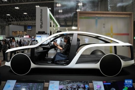 這是10月17日在日本千葉縣舉行的日本高新技術(shù)博覽會(huì)上拍攝的，索尼公司展示的概念車模型。新華社記者 錢錚 攝