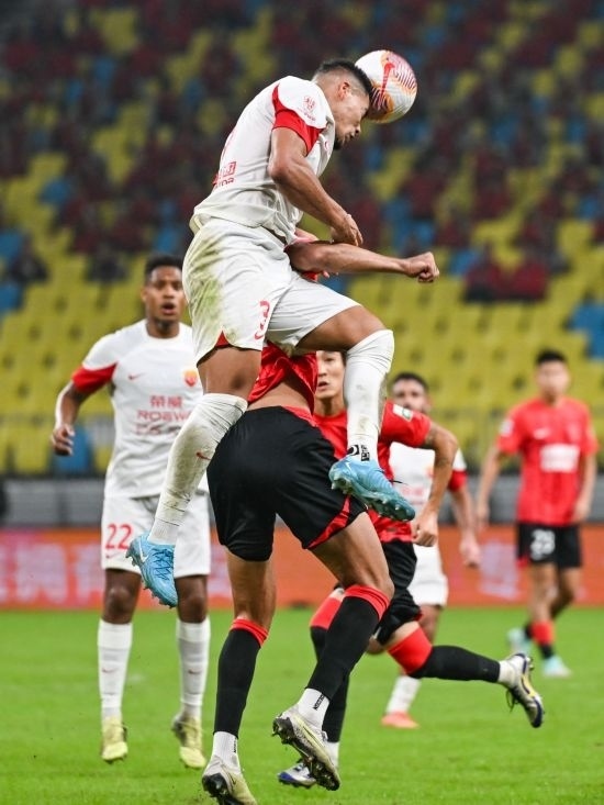 10月18日，上海海港隊(duì)球員蔣光太（上）在比賽中和成都蓉城隊(duì)球員費(fèi)利佩（下）爭(zhēng)頂。新華社記者 王曦 攝