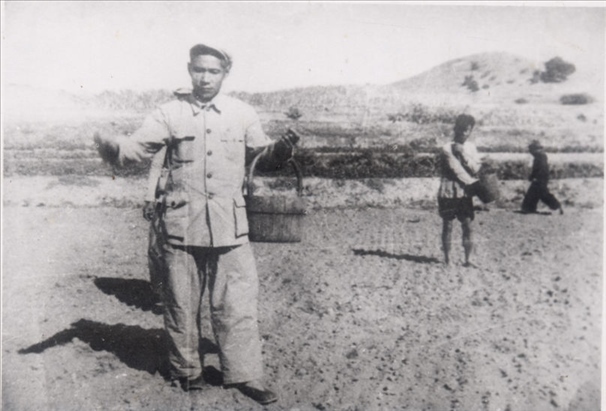 谷文昌（左）在田間與農(nóng)民一起勞動（資料照片）。