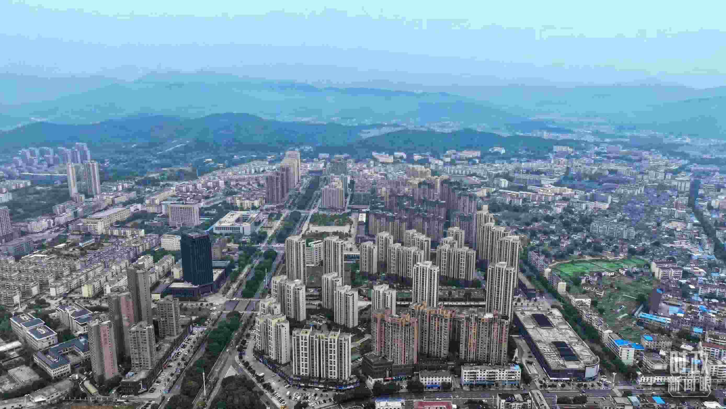 △俯瞰桐城市。（總臺(tái)記者葛啟文拍攝）