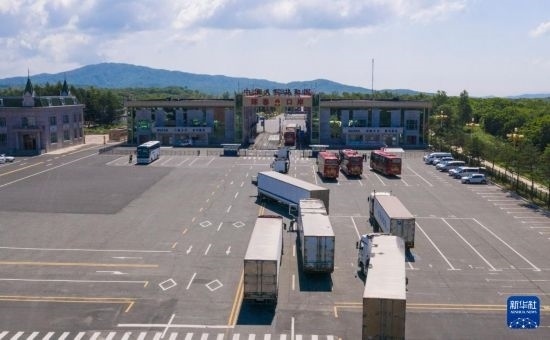 2019年6月22日，往返于中國和俄羅斯的貨車在中俄琿春口岸前排隊(duì)等待通關(guān)（無人機(jī)照片）。