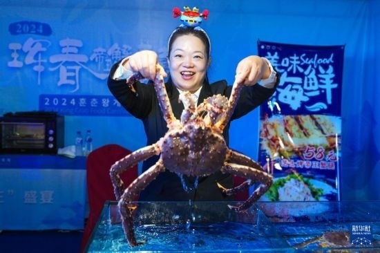 9月19日，在吉林省琿春市，商家在展示售賣的帝王蟹。新華社記者 許暢 攝