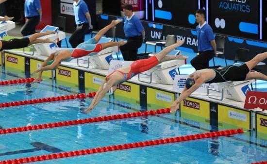 10月18日，中國選手張雨霏（右二）在女子50米自由泳預(yù)賽中出發(fā)。新華社記者 方喆 攝