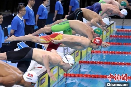 10月19日晚，2024年世界泳聯(lián)游泳世界杯上海站結束第二個比賽日的爭奪。圖為中國選手潘展樂(左三)在男子100米自由泳決賽中。 中新社記者 湯彥俊 攝
