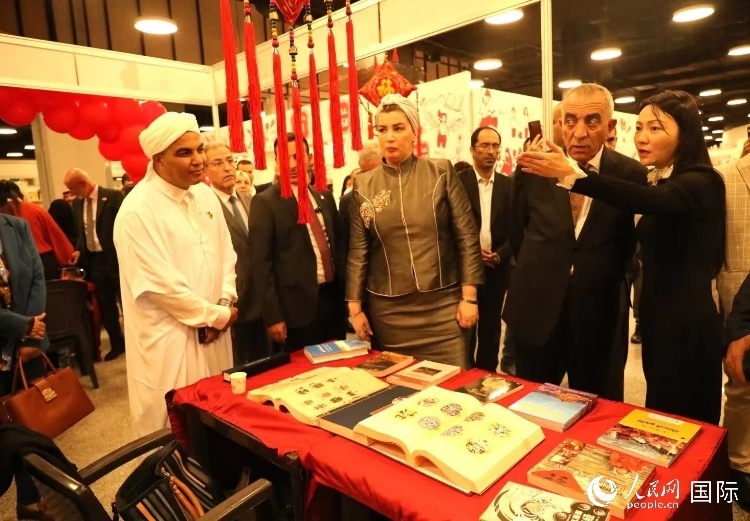 第二十三屆約旦安曼國際書展于10月10日至19日在約旦展覽中心舉行，約旦政府和民間各界人士在中國展臺翻閱圖書，熱烈交流互動，感受中華文化之美。人民網(wǎng)記者 李瀟攝