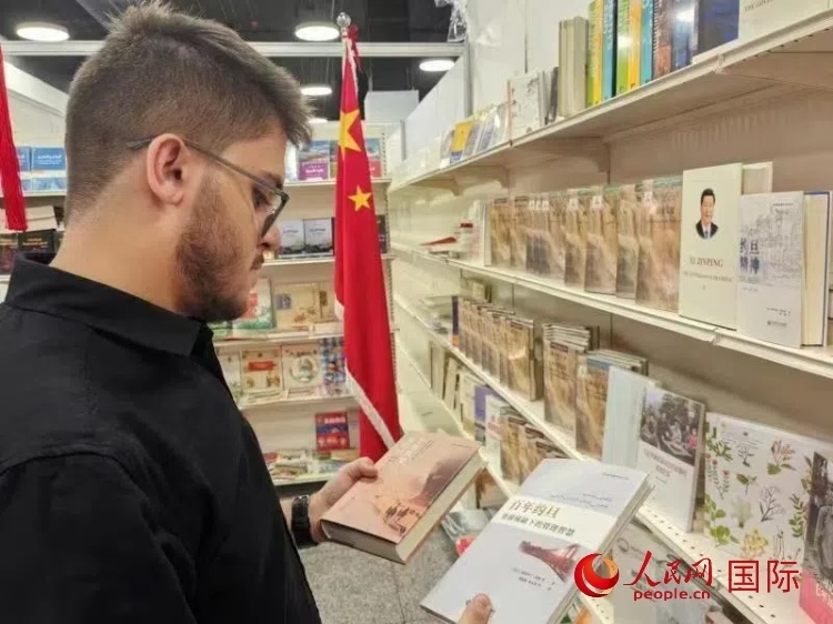第二十三屆約旦安曼國際書展于10月10日至19日在約旦展覽中心舉行，約旦政府和民間各界人士在中國展臺翻閱圖書，熱烈交流互動，感受中華文化之美。人民網(wǎng)記者 李瀟攝