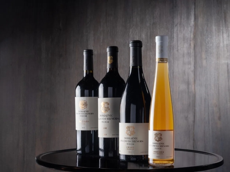 活動現(xiàn)場推介了懷來中法莊園珍藏馬瑟蘭干紅、小芒森甜白等優(yōu)質(zhì)葡萄酒。主辦方供圖