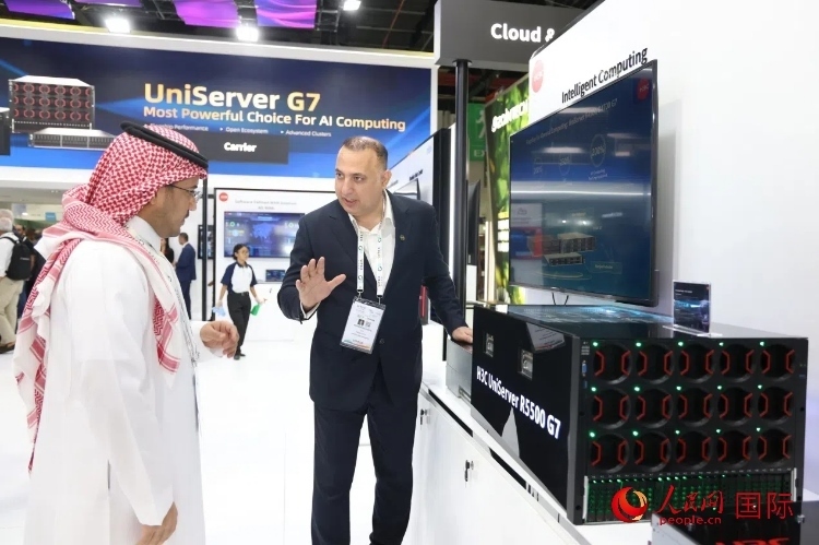 觀眾了解新華三集團(tuán)展示的最新服務(wù)器產(chǎn)品。人民網(wǎng)記者 任皓宇攝