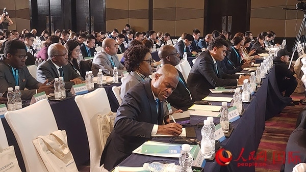 與會(huì)來(lái)賓在認(rèn)真記錄。人民網(wǎng)記者 萬(wàn)宇攝