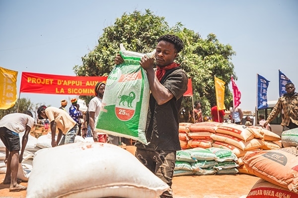 村民們興高采烈地把種子和化肥搬回家。中鐵資源供圖