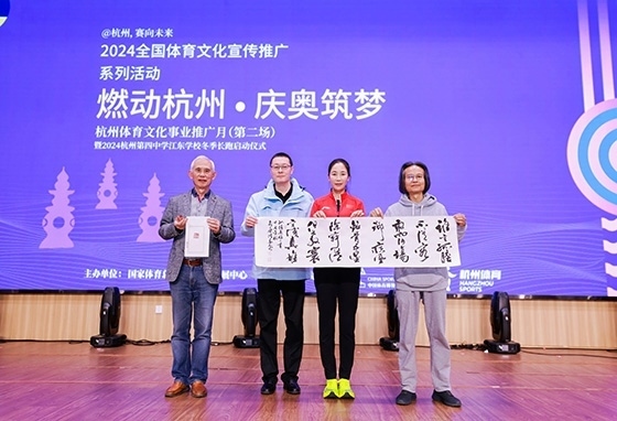 王麗萍與藝術家們共同創(chuàng)作主題作品。主辦方供圖