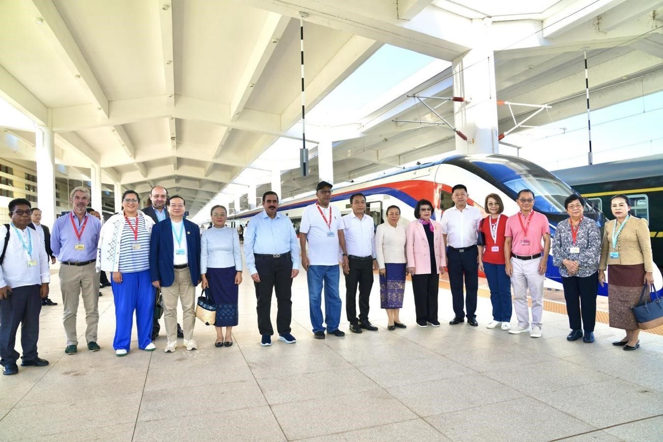 東盟議會聯(lián)盟大會代表團與中老鐵路“瀾滄號”動車合影留念。老中鐵路有限公司供圖
