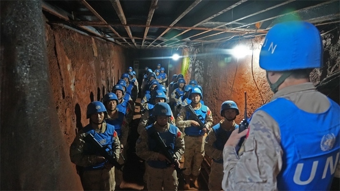 進入地下掩體隱蔽。王軍杰攝