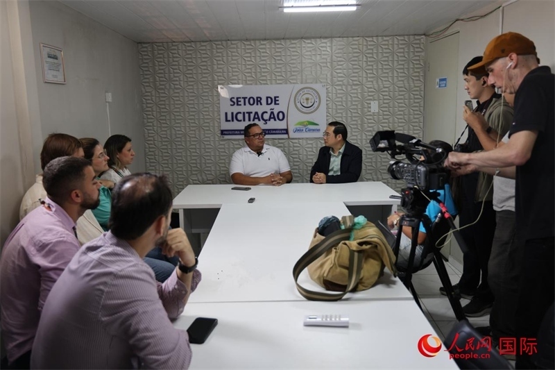 巴西東北部北里奧格蘭德州若昂卡馬拉市市長馬諾埃爾·貝爾納接受聯(lián)合采訪團(tuán)采訪。 人民網(wǎng)記者 時元皓攝