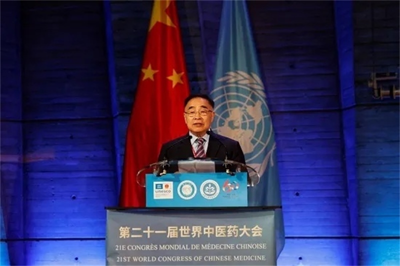 圖1：世界中聯(lián)副主席張伯禮院士致歡迎詞。世界中聯(lián)供圖