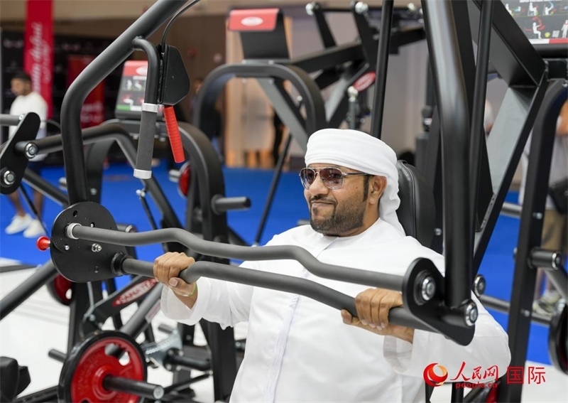 一名觀眾在體驗(yàn)健身器材。人民網(wǎng)中東中心分社塔里克·易卜拉欣攝