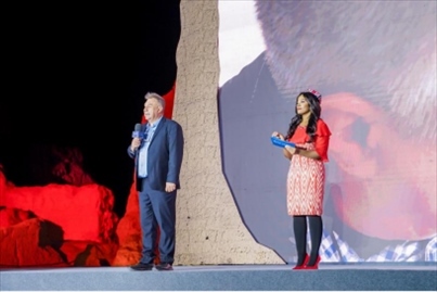 丹尼（左一）在“何以中國(guó)·五星出東方”網(wǎng)絡(luò)主題宣傳活動(dòng)現(xiàn)場(chǎng)演講。人民視頻供圖